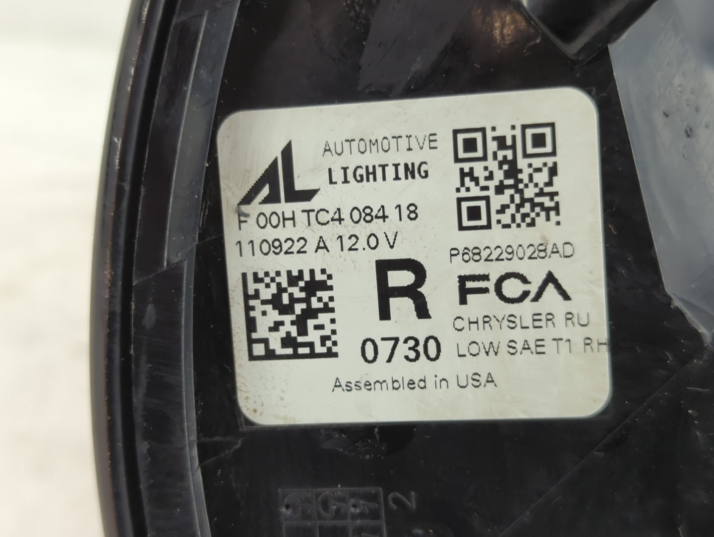 2020-2022 Chrysler Voyager Tail Light Assembly Passenger Right OEM P/N:P68229028AD Fits Fits 2017 2018 2019 2020 2021 2022 O