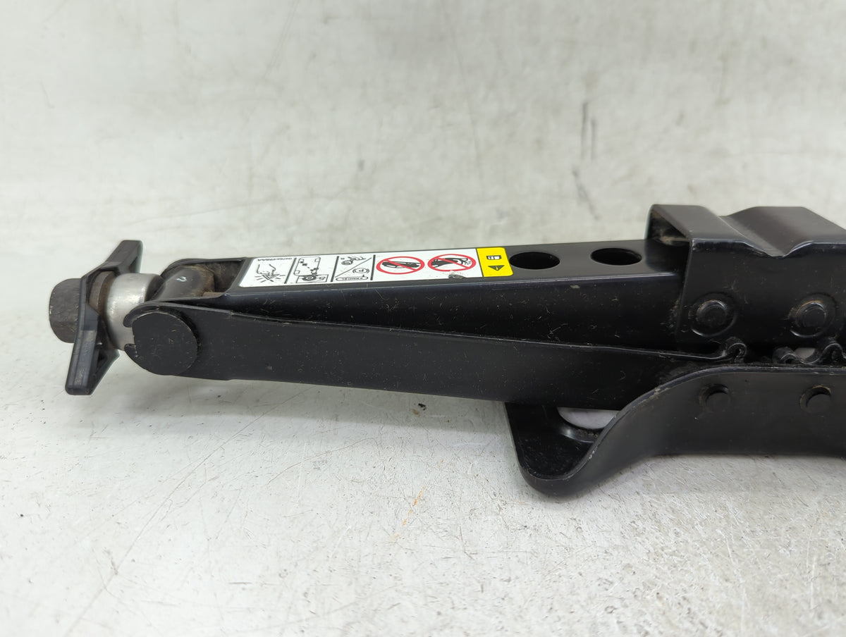 2022 Chrysler Voyager Spare Scissor Car Jack - Oemusedautoparts1.com