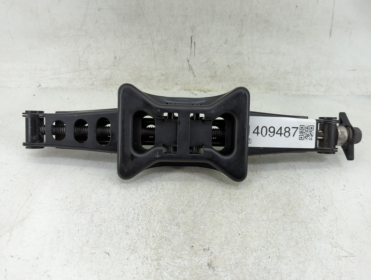 2022 Chrysler Voyager Spare Scissor Car Jack - Oemusedautoparts1.com