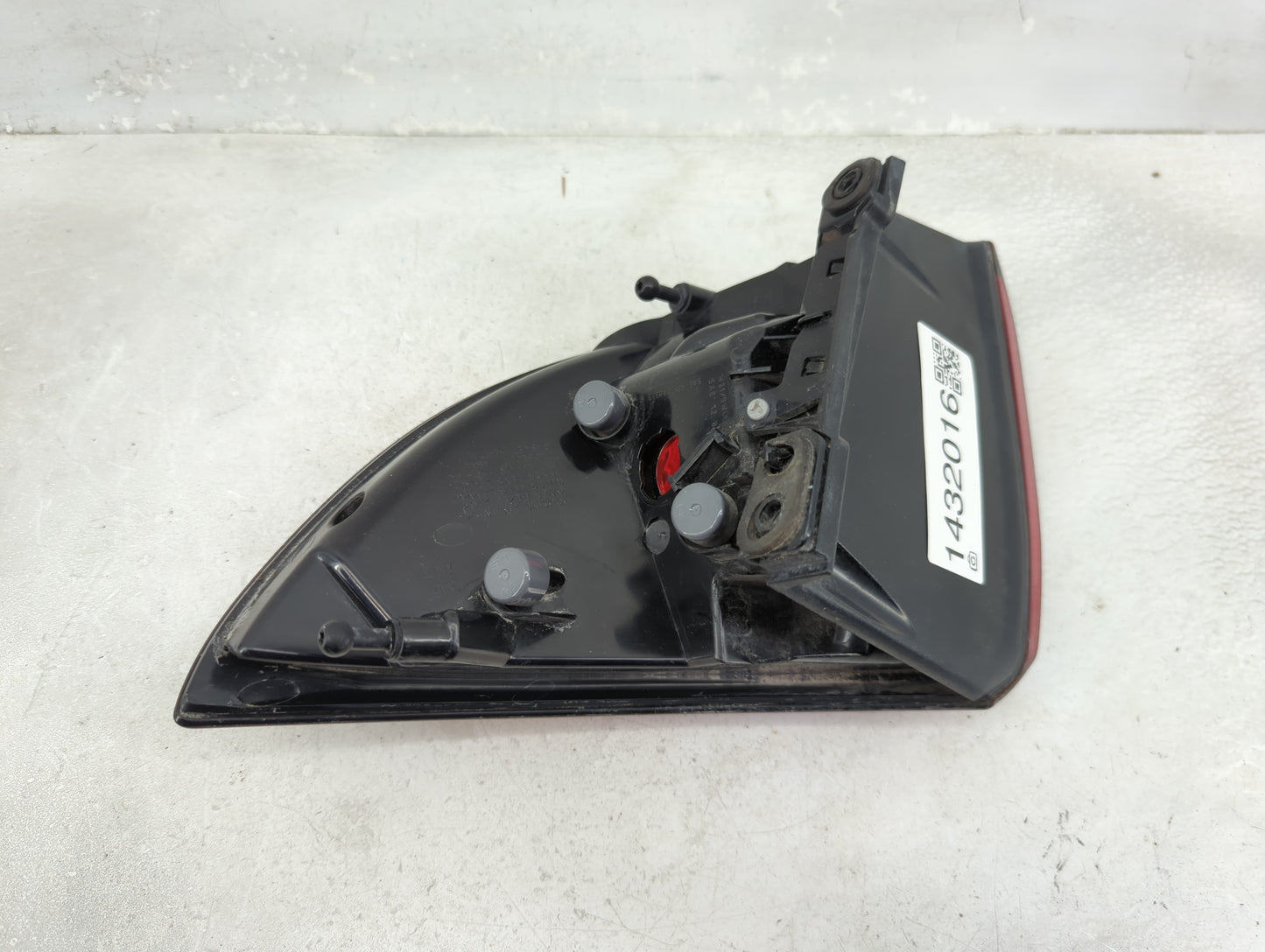2020-2022 Chrysler Voyager Tail Light Assembly Driver Left OEM P/N:P68229029AD Fits Fits 2017 2018 2019 2020 2021 2022 OEM U