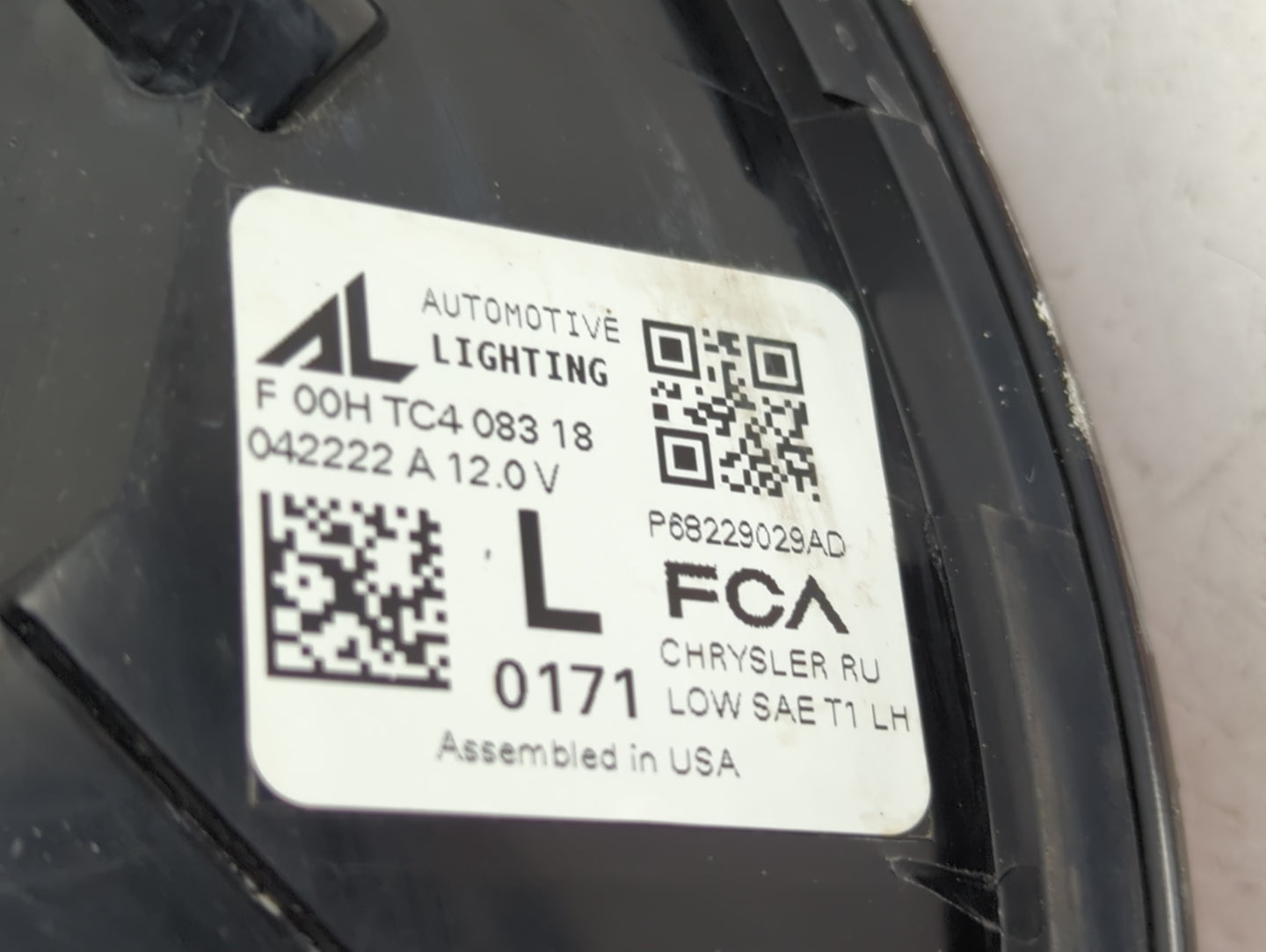 2020-2022 Chrysler Voyager Tail Light Assembly Driver Left OEM P/N:P68229029AD Fits Fits 2017 2018 2019 2020 2021 2022 OEM U