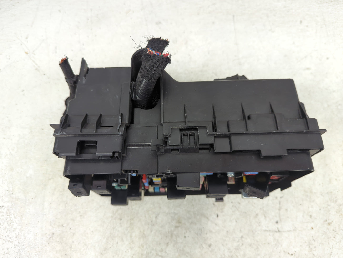 2020-2022 Chrysler Voyager Fusebox Fuse Box Panel Relay Module P/N:04692143AA Fits Fits 2020 2021 2022 OEM Used Auto Parts -