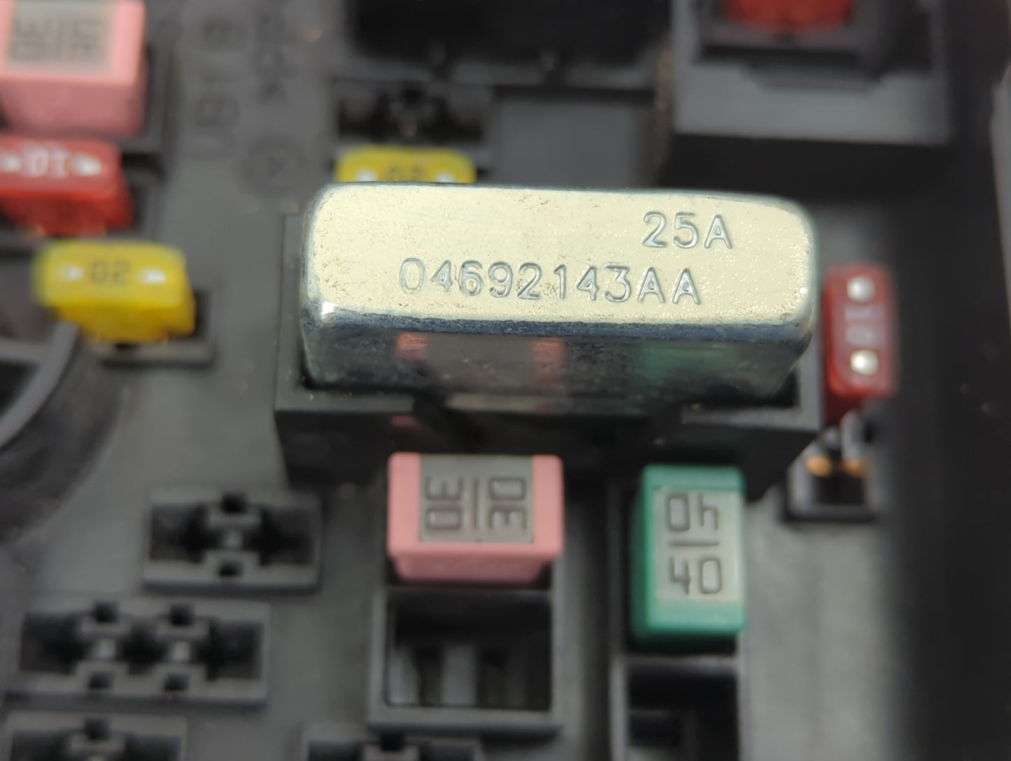 2020-2022 Chrysler Voyager Fusebox Fuse Box Panel Relay Module P/N:04692143AA Fits Fits 2020 2021 2022 OEM Used Auto Parts -