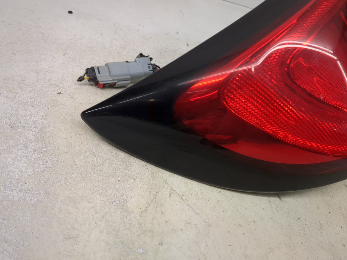 2020-2022 Chrysler Voyager Tail Light Assembly Driver Left OEM P/N:P68229029AD F00HTC408318 Fits OEM Used Auto Parts - Oemus