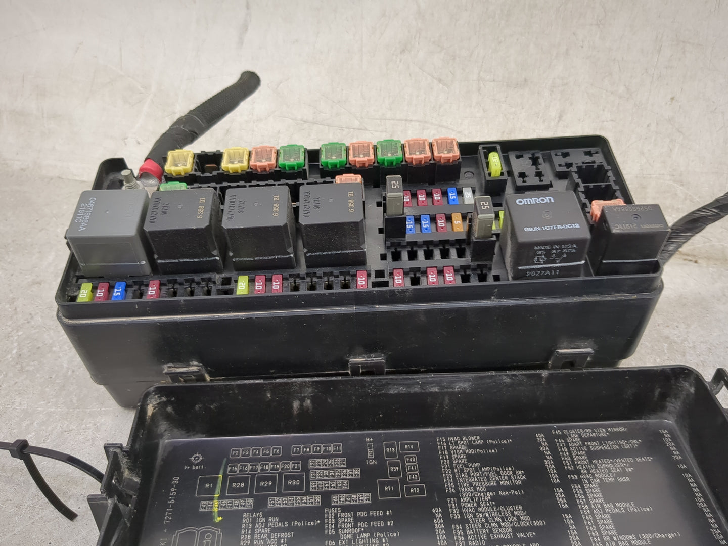2022 Dodge Charger Fusebox Fuse Box Panel Relay Module P/N:68067896AA P68067896AA, 04671896AA, 04727101AA, 04727170AA Fits O