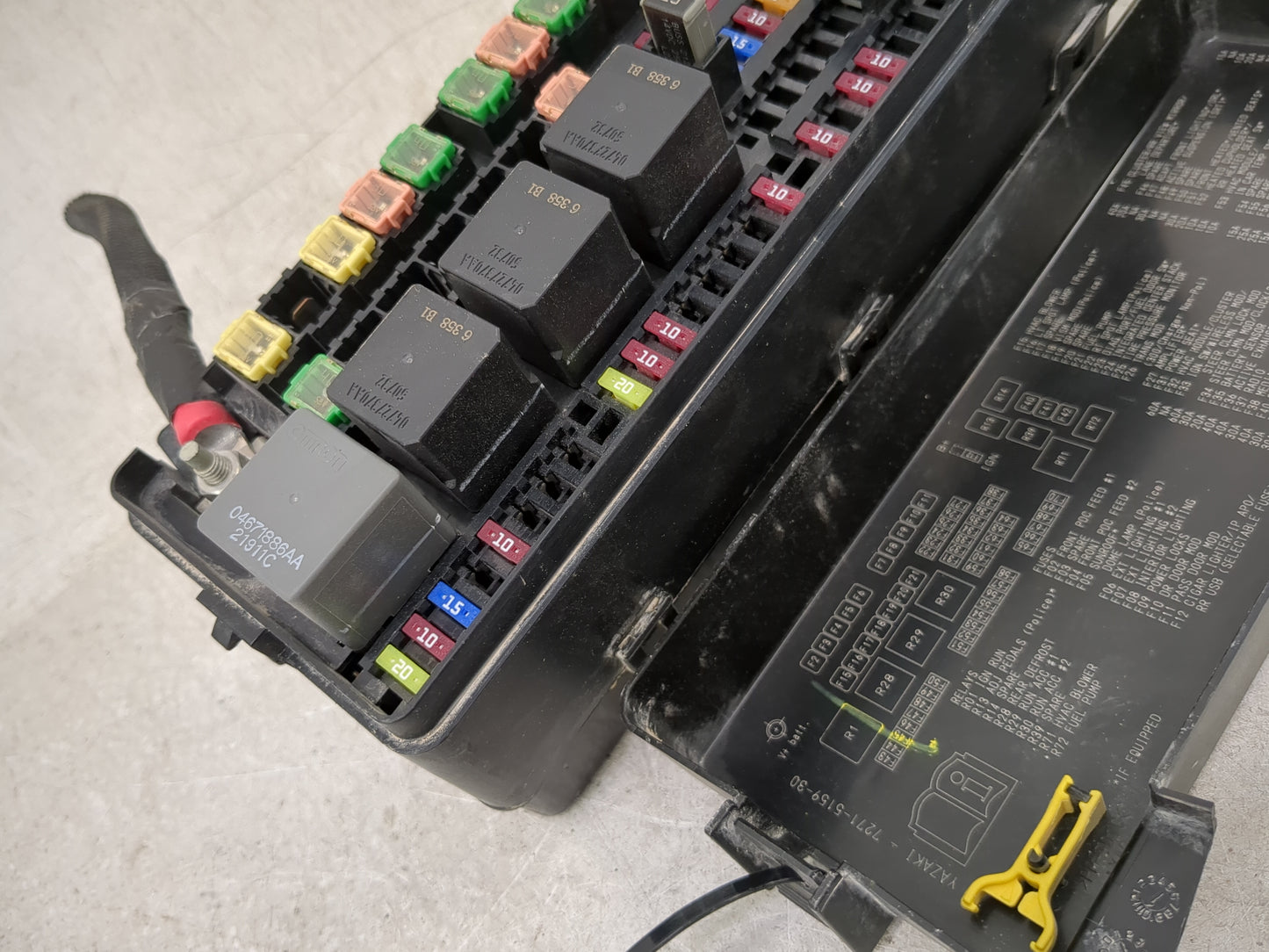 2022 Dodge Charger Fusebox Fuse Box Panel Relay Module P/N:68067896AA P68067896AA, 04671896AA, 04727101AA, 04727170AA Fits O