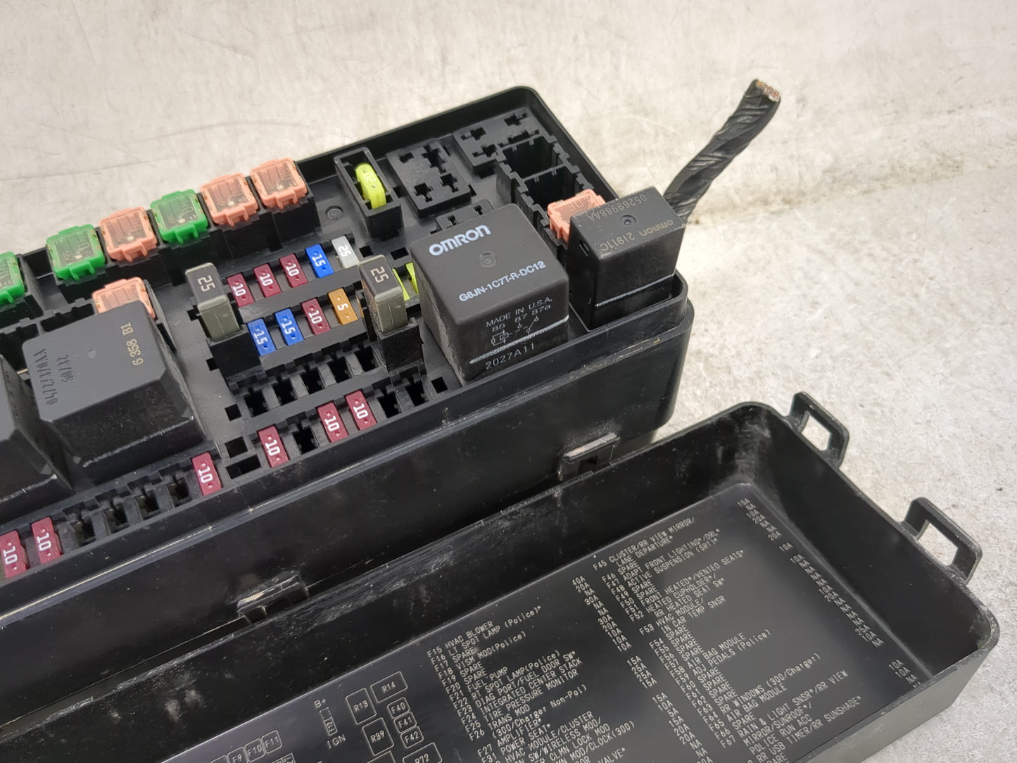 2022 Dodge Charger Fusebox Fuse Box Panel Relay Module P/N:68067896AA P68067896AA, 04671896AA, 04727101AA, 04727170AA Fits O