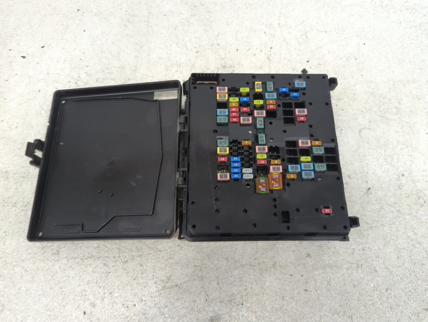 2021-2022 Ford Bronco Sport Fusebox Fuse Box Panel Relay Module P/N:E07715201 Fits Fits 2021 2022 OEM Used Auto Parts - Oemu