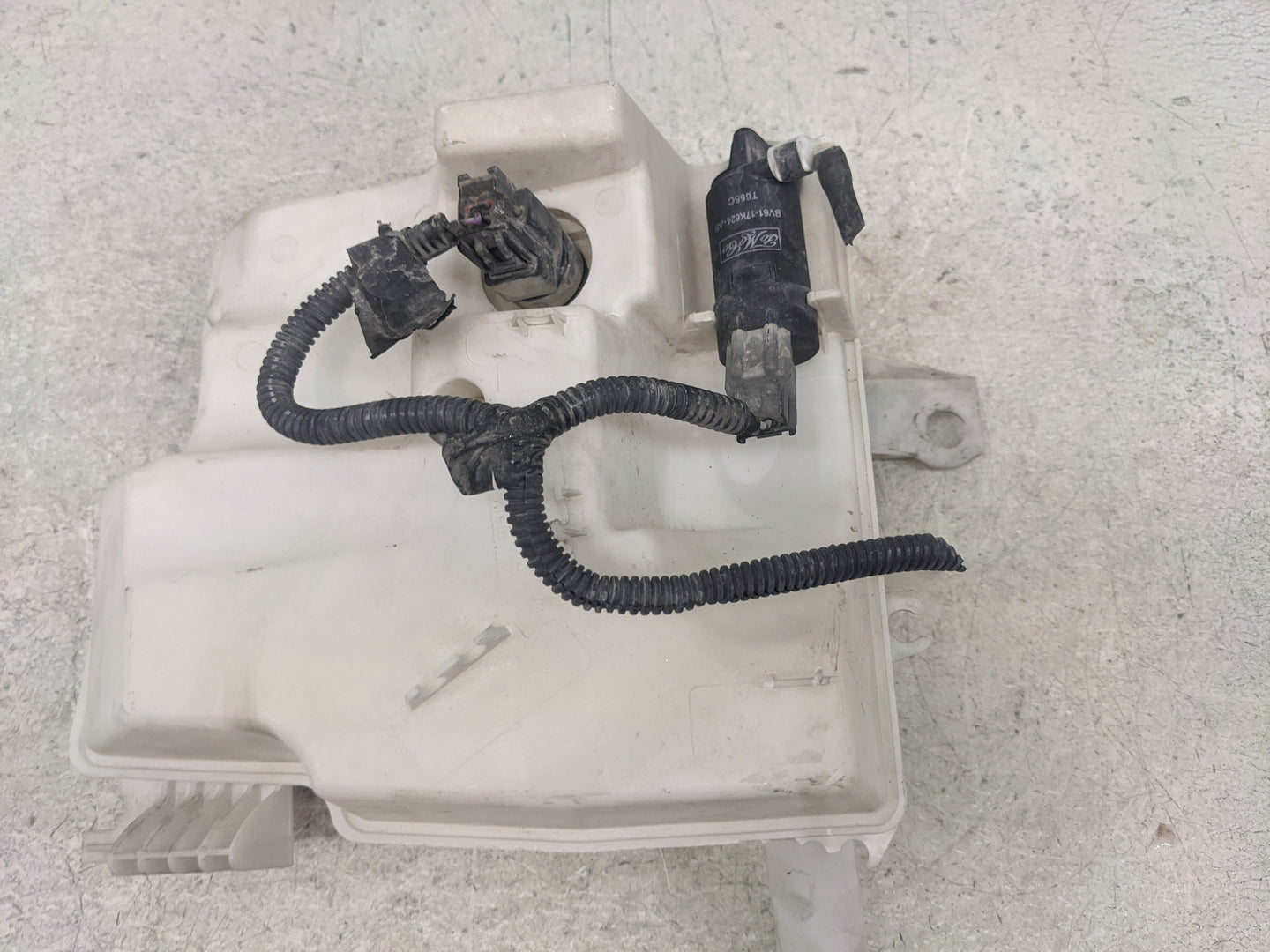 Ford E-transit Windshield Washer Fluid Reservoir Bottle - Oemusedautoparts1.com