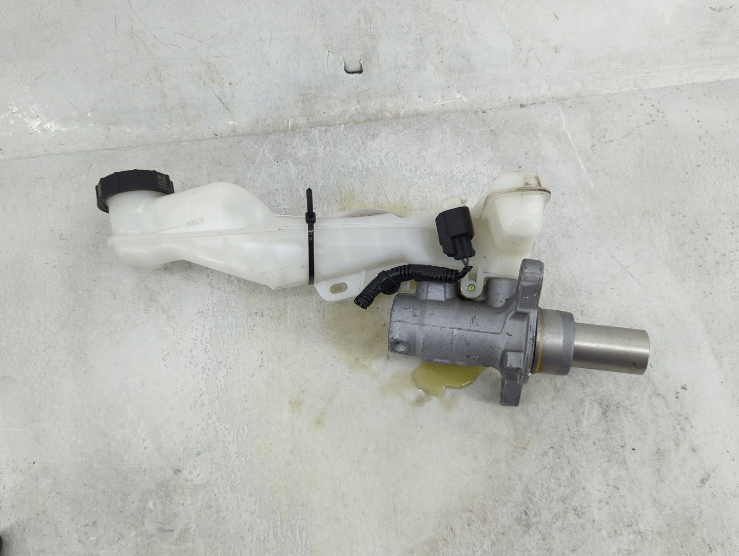 2015-2020 Ford Edge Brake Master Cylinder 1490510 - Oemusedautoparts1.com