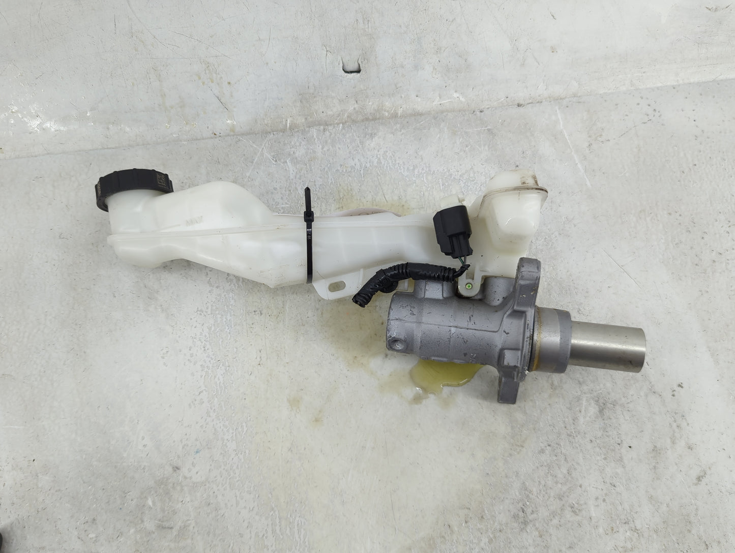 2015-2020 Ford Edge Brake Master Cylinder 1490510 - Oemusedautoparts1.com