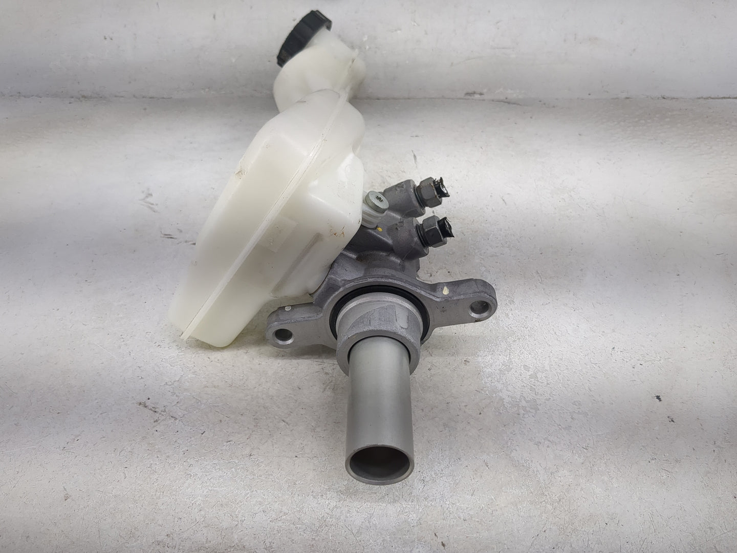 2015-2020 Ford Edge Brake Master Cylinder 1491017 - Oemusedautoparts1.com