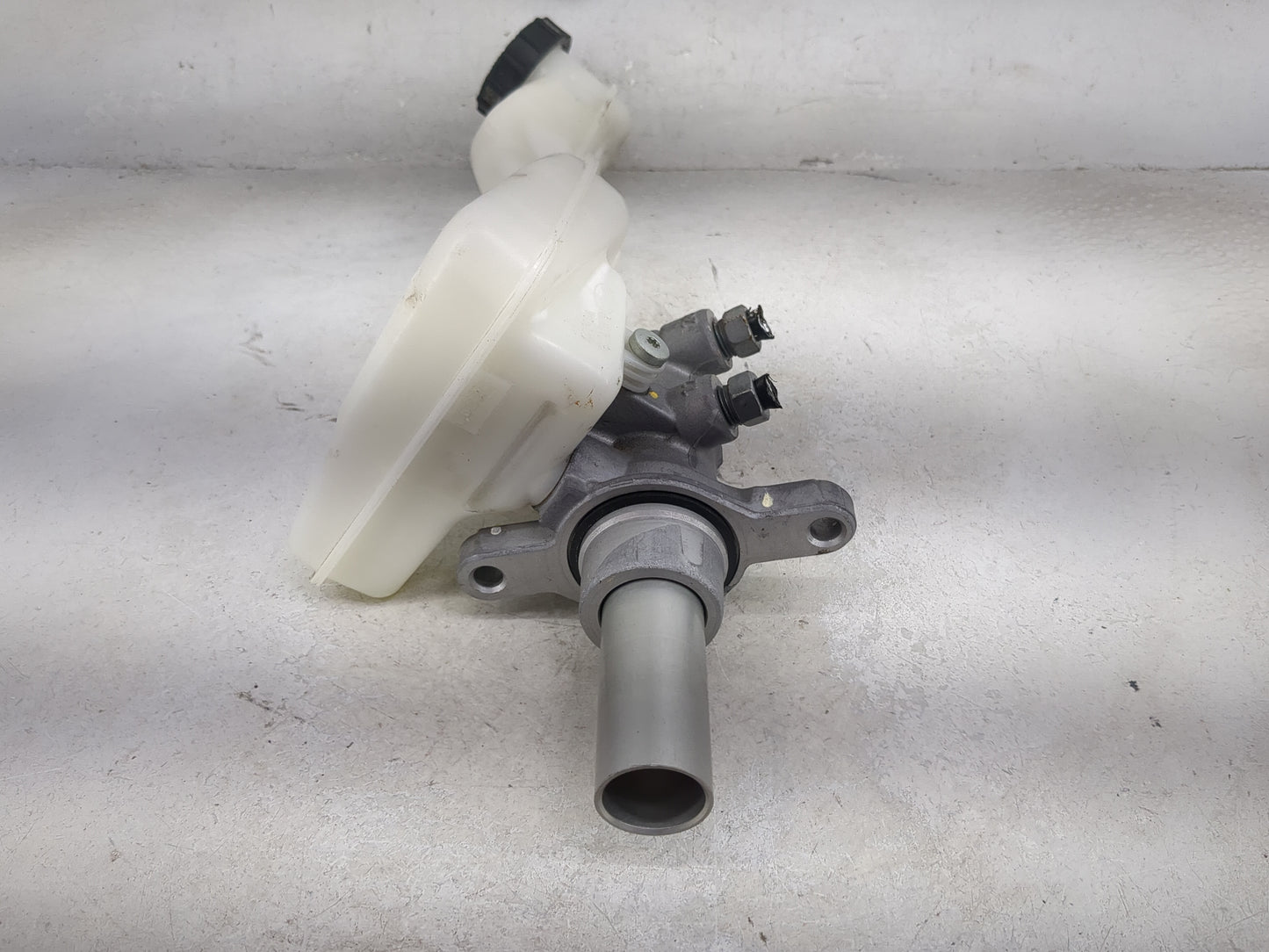 2015-2020 Ford Edge Brake Master Cylinder 1491017 - Oemusedautoparts1.com
