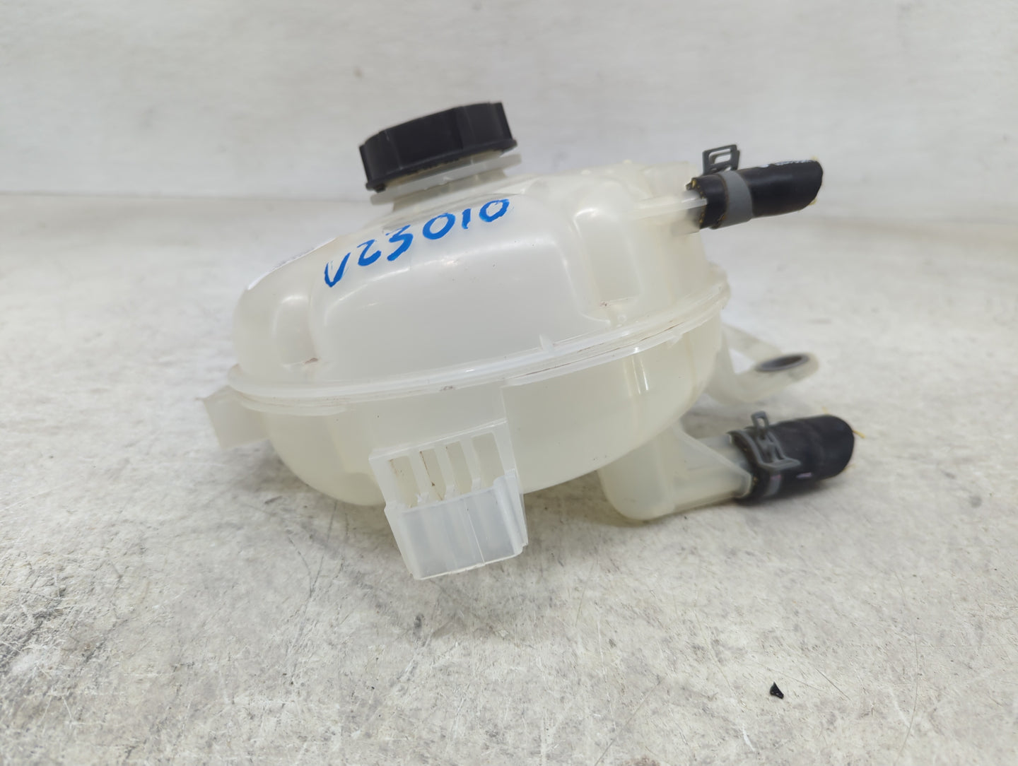 2020-2022 Ford Escape Radiator Coolant Overflow Expansion Tank Bottle - Oemusedautoparts1.com