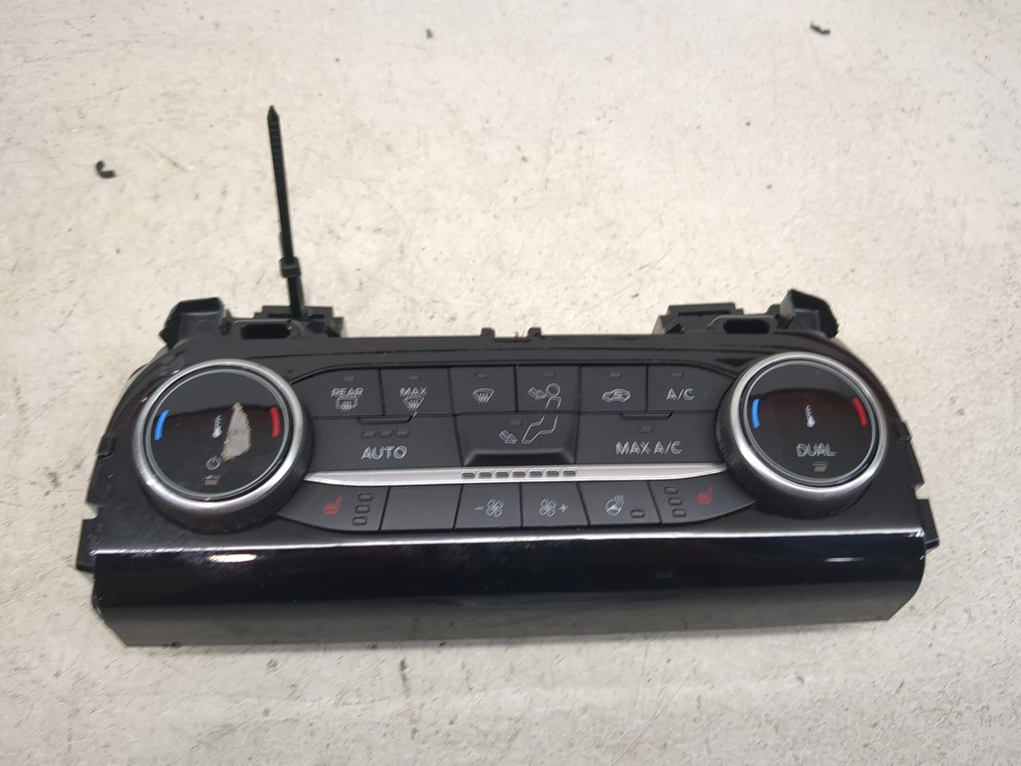 2022 Ford Escape Climate Control Module Temperature AC/Heater Replacement P/N:NJ6T-18C612-GB Fits OEM Used Auto Parts - Oemu