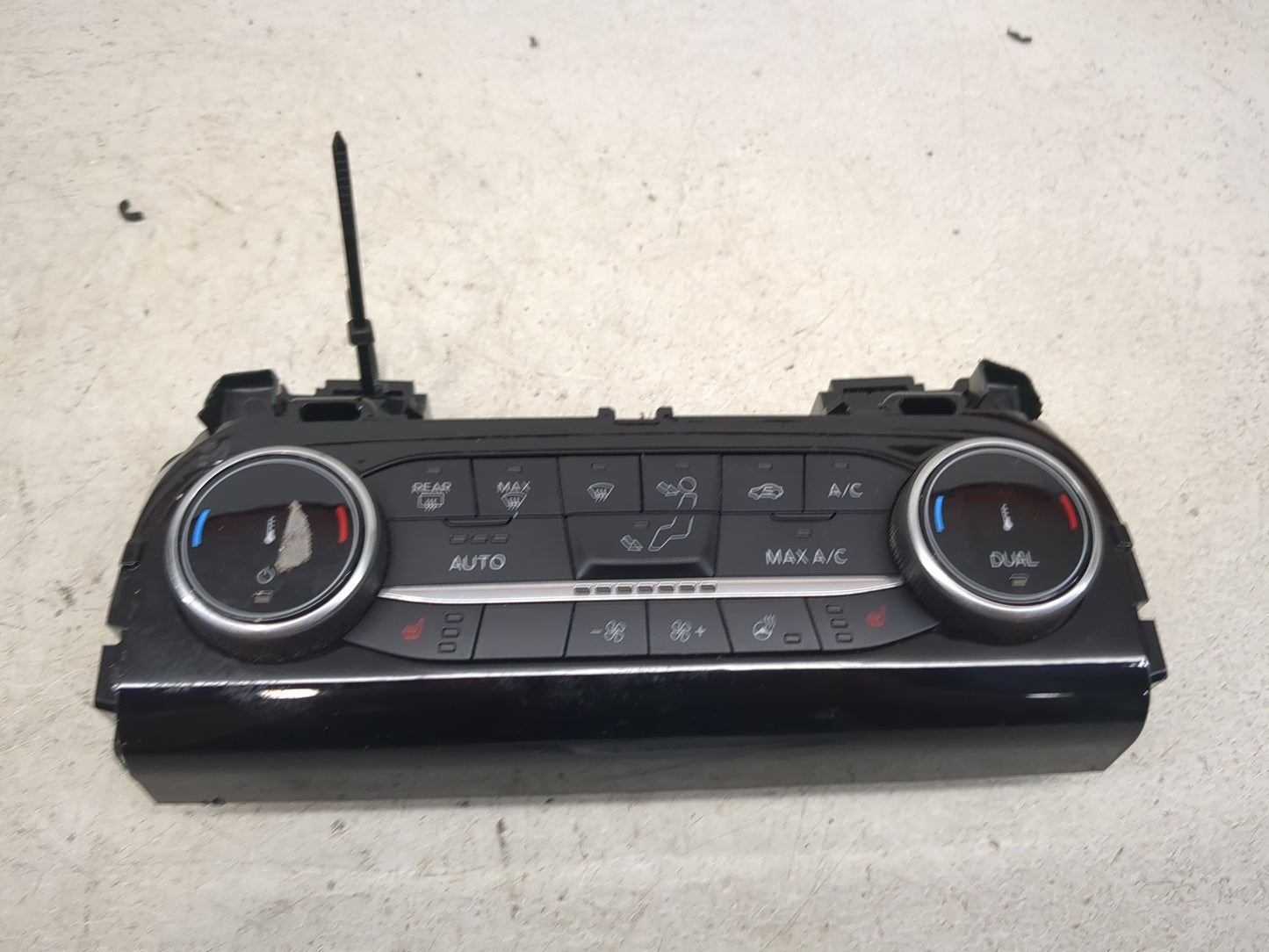 2022 Ford Escape Climate Control Module Temperature AC/Heater Replacement P/N:NJ6T-18C612-GB Fits OEM Used Auto Parts - Oemu