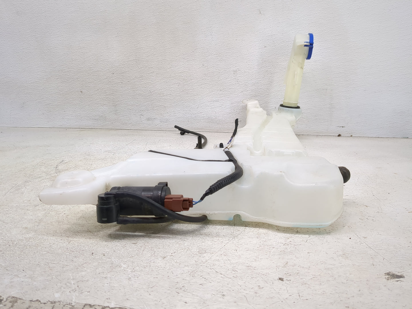 2022 Ford Explorer Windshield Washer Fluid Reservoir Bottle Oem - Oemusedautoparts1.com
