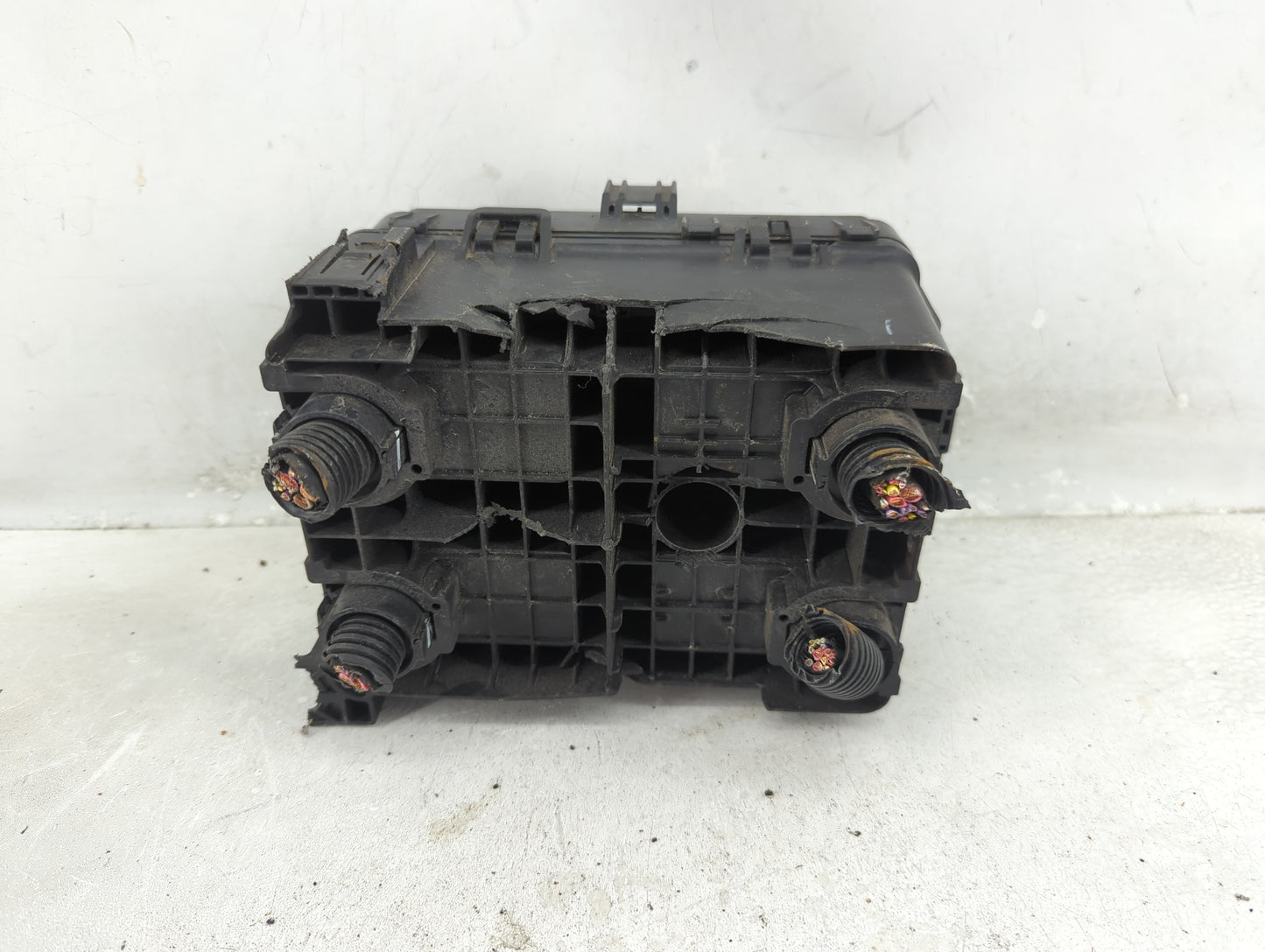 2019-2022 Gmc Sierra 1500 Fusebox Fuse Box Panel Relay Module P/N:84594609 Fits Fits 2019 2020 2021 2022 OEM Used Auto Parts