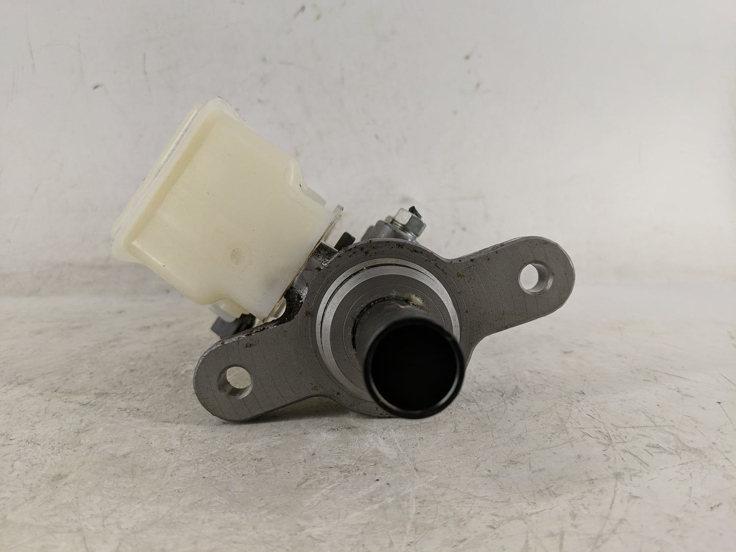 2022-2022 Honda Civic Brake Master Cylinder 1221122 - Oemusedautoparts1.com