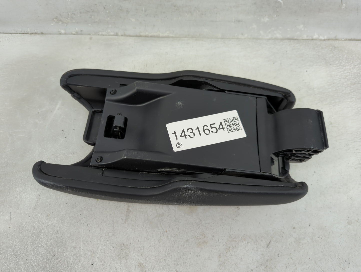 2022 Honda Hr-V Center Console Armrest Cover Lid Fits OEM Used Auto Parts - Oemusedautoparts1.com