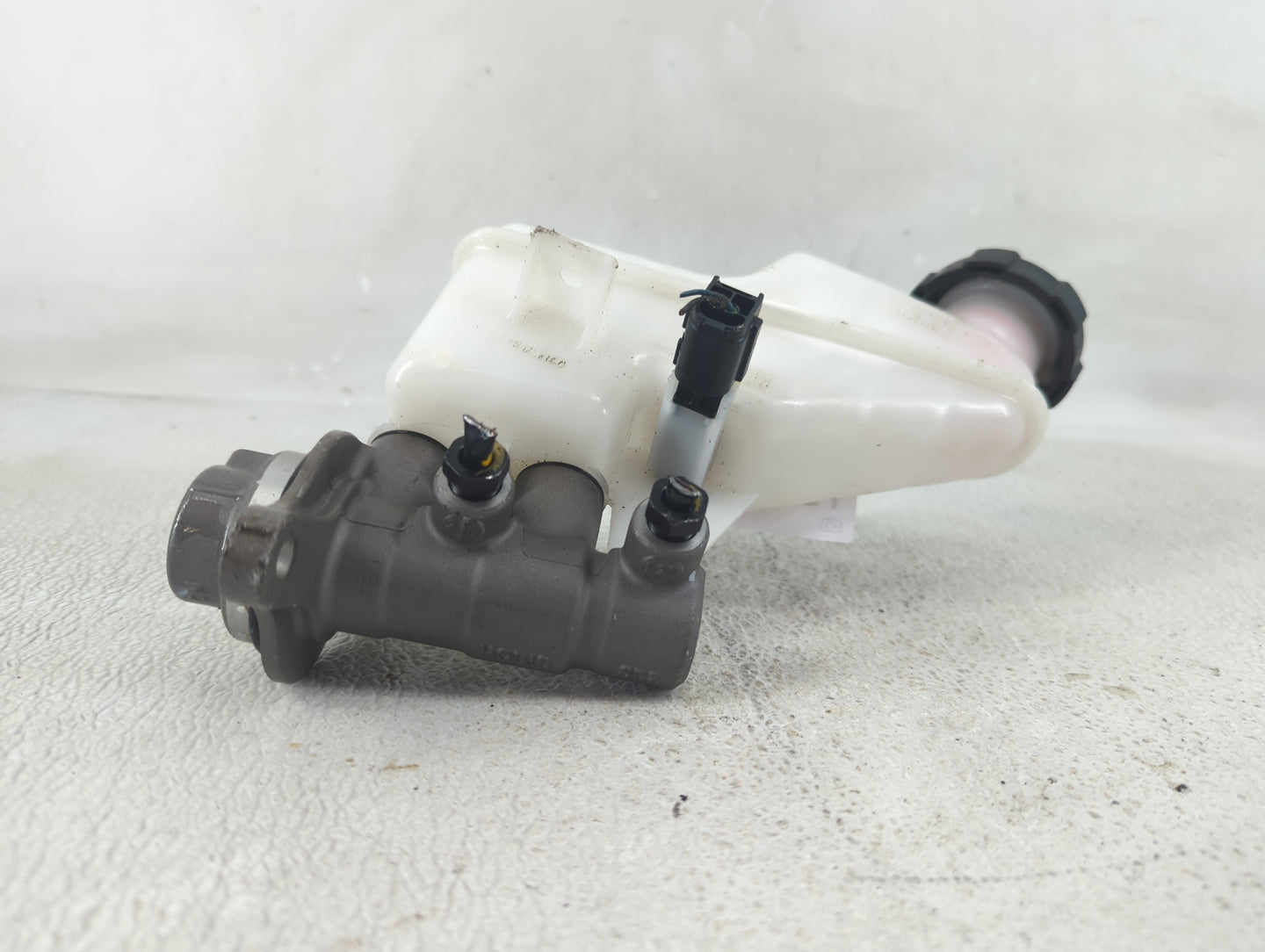 2022 Hyundai Elantra Brake Master Cylinder - Oemusedautoparts1.com