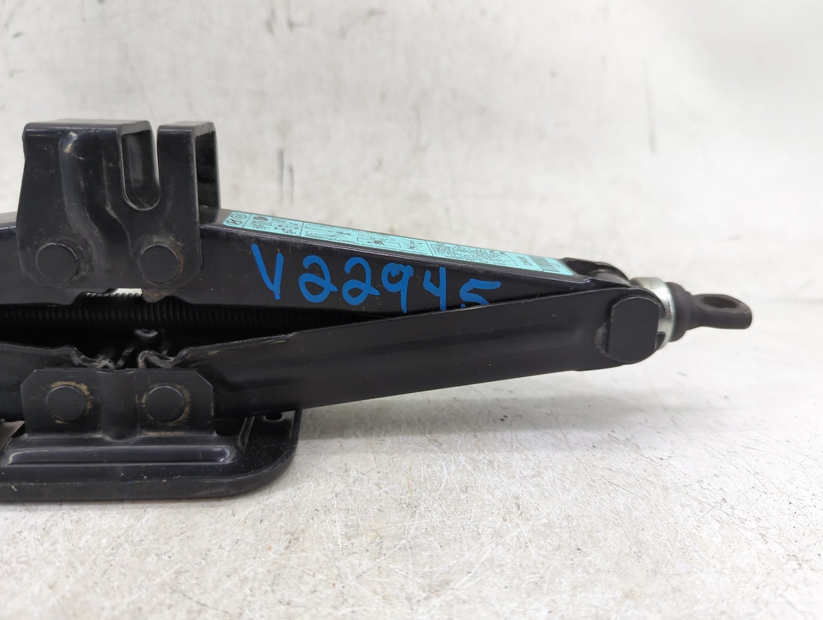 2022 Hyundai Elantra Spare Scissor Car Jack - Oemusedautoparts1.com