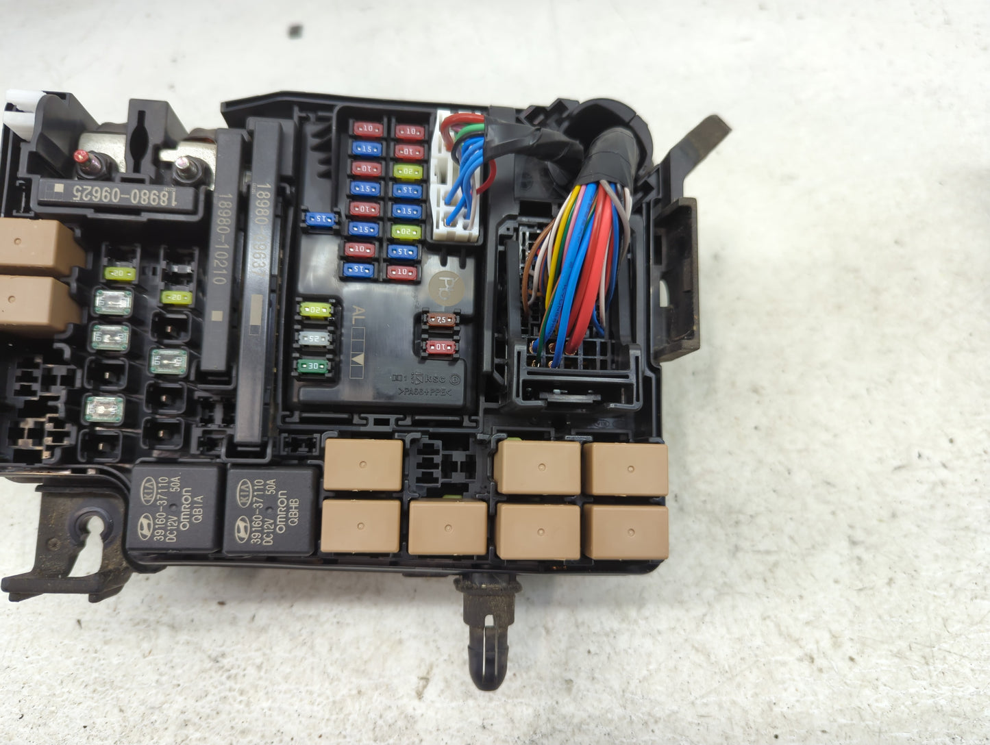 2022 Hyundai Kona Fusebox Fuse Box Panel Relay Module P/N:91956-J9220 Fits OEM Used Auto Parts - Oemusedautoparts1.com