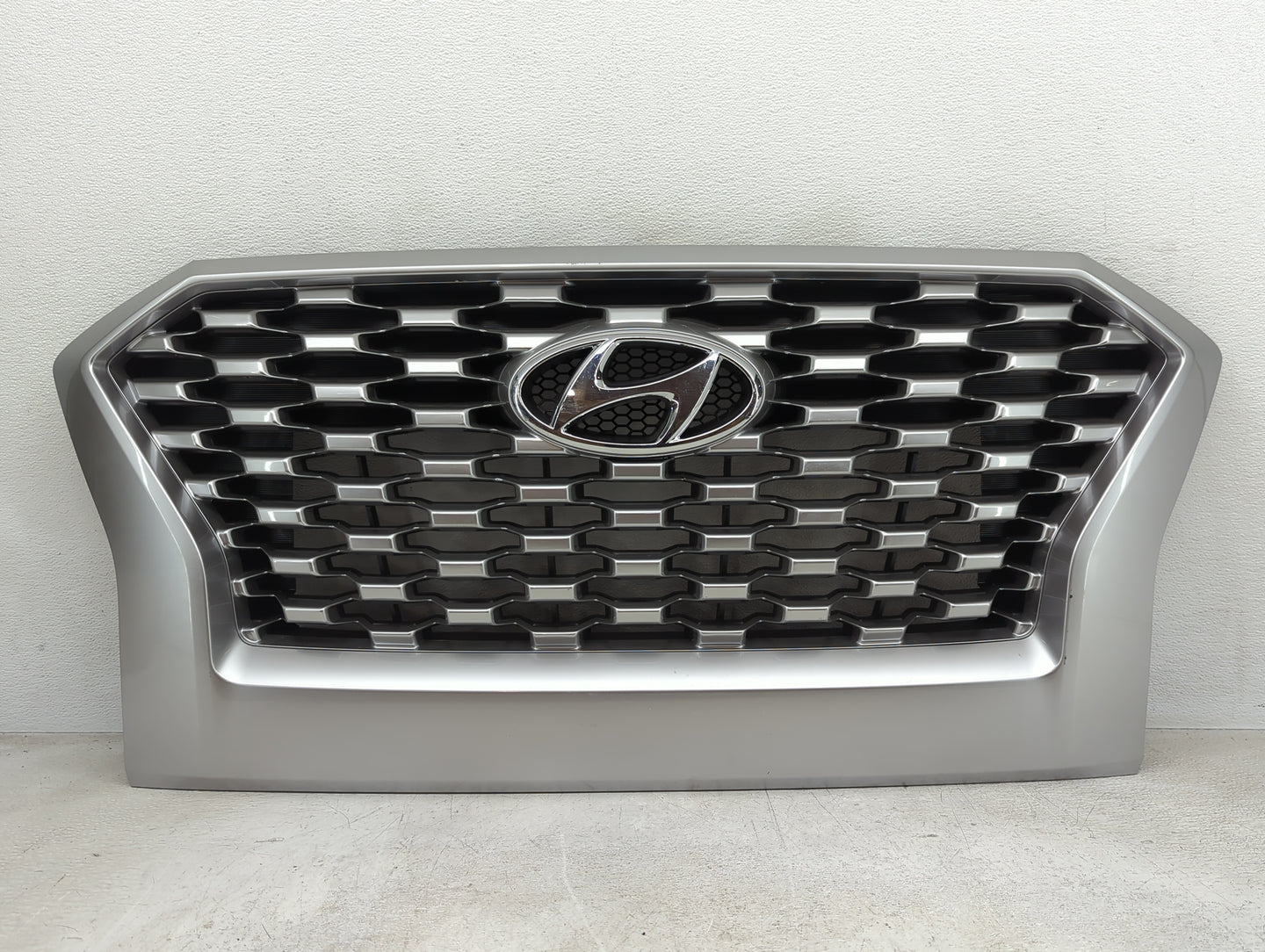 2020-2022 Hyundai Palisade Front Grille Bumper Not Included - Oemusedautoparts1.com