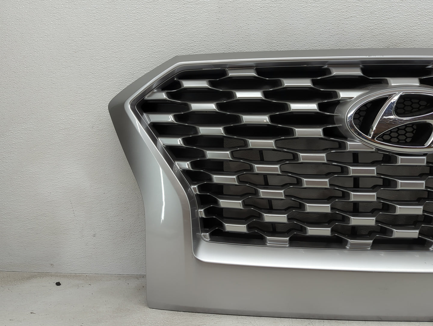 2020-2022 Hyundai Palisade Front Grille Bumper Not Included - Oemusedautoparts1.com