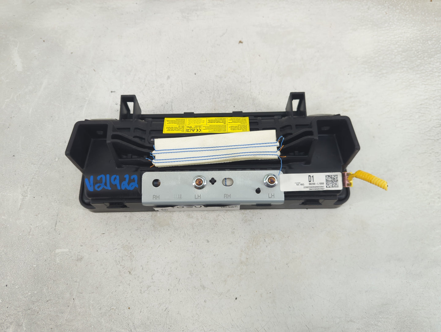2020-2023 Hyundai Sonata Air Bag Passenger Right Knee OEM P/N:80200-L1000 Fits Fits 2020 2021 2022 2023 OEM Used Auto Parts 