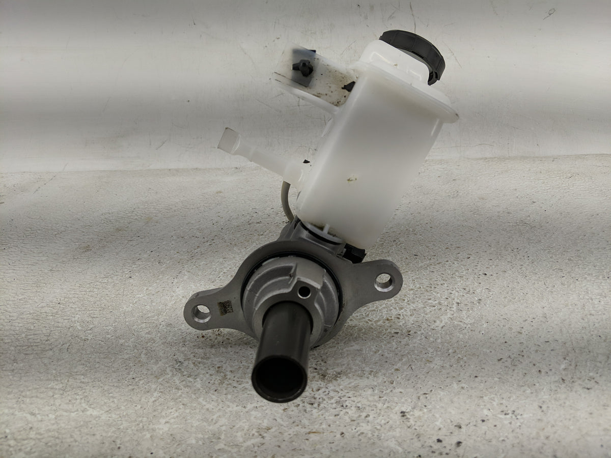 2022-2022 Hyundai Tucson Brake Master Cylinder 1313779 - Oemusedautoparts1.com