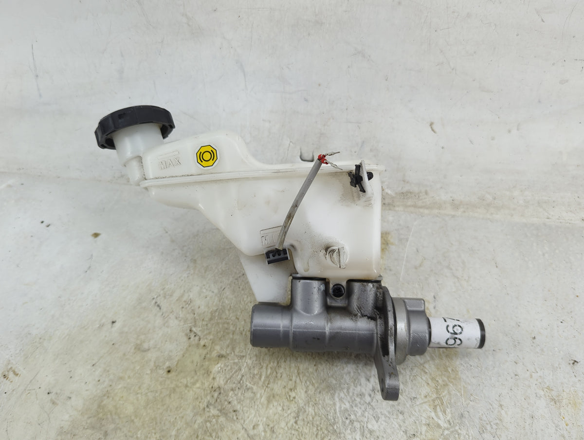 2022-2022 Hyundai Tucson Brake Master Cylinder 1496717 - Oemusedautoparts1.com