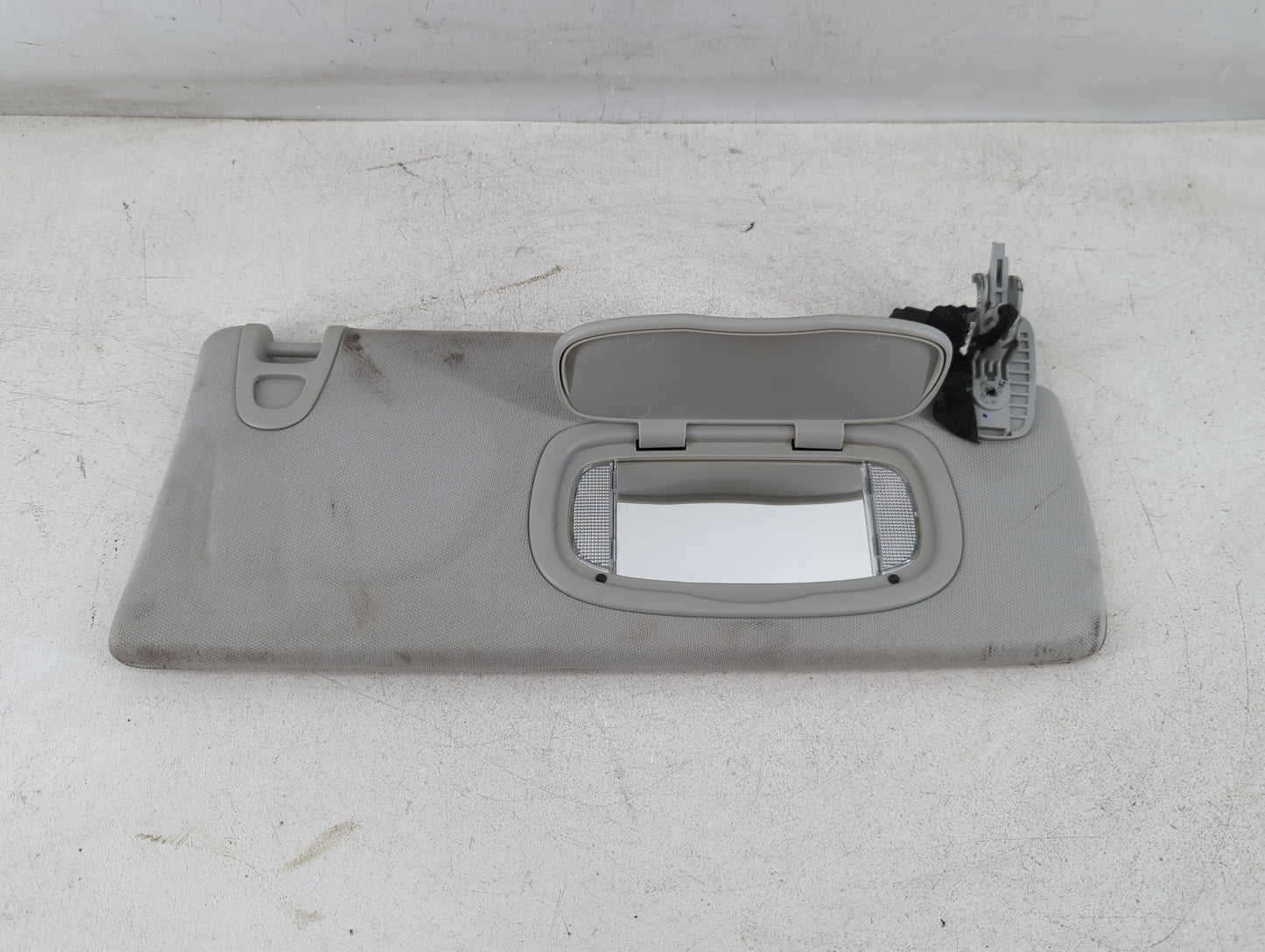 2019-2022 Jeep Cherokee Sun Visor Shade Replacement Passenger Right Mirror Fits Fits 2019 2020 2021 2022 OEM Used Auto Parts