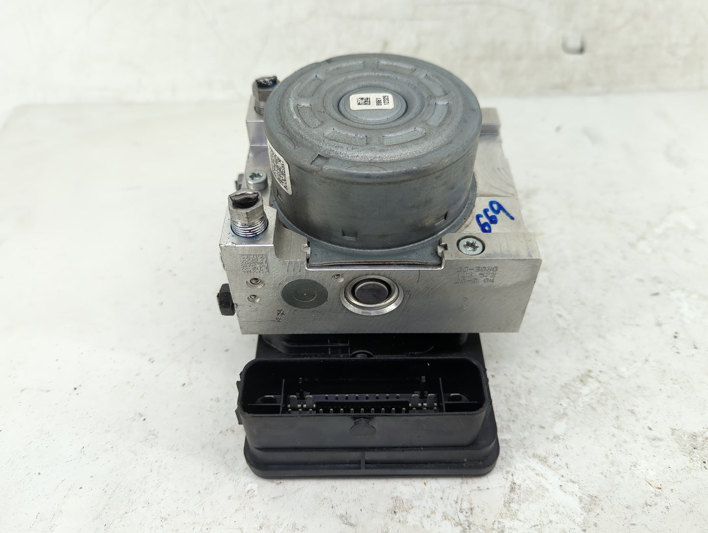 2022 Jeep Compass ABS Pump Control Module Replacement P/N:P68490479AE Fits OEM Used Auto Parts - Oemusedautoparts1.com