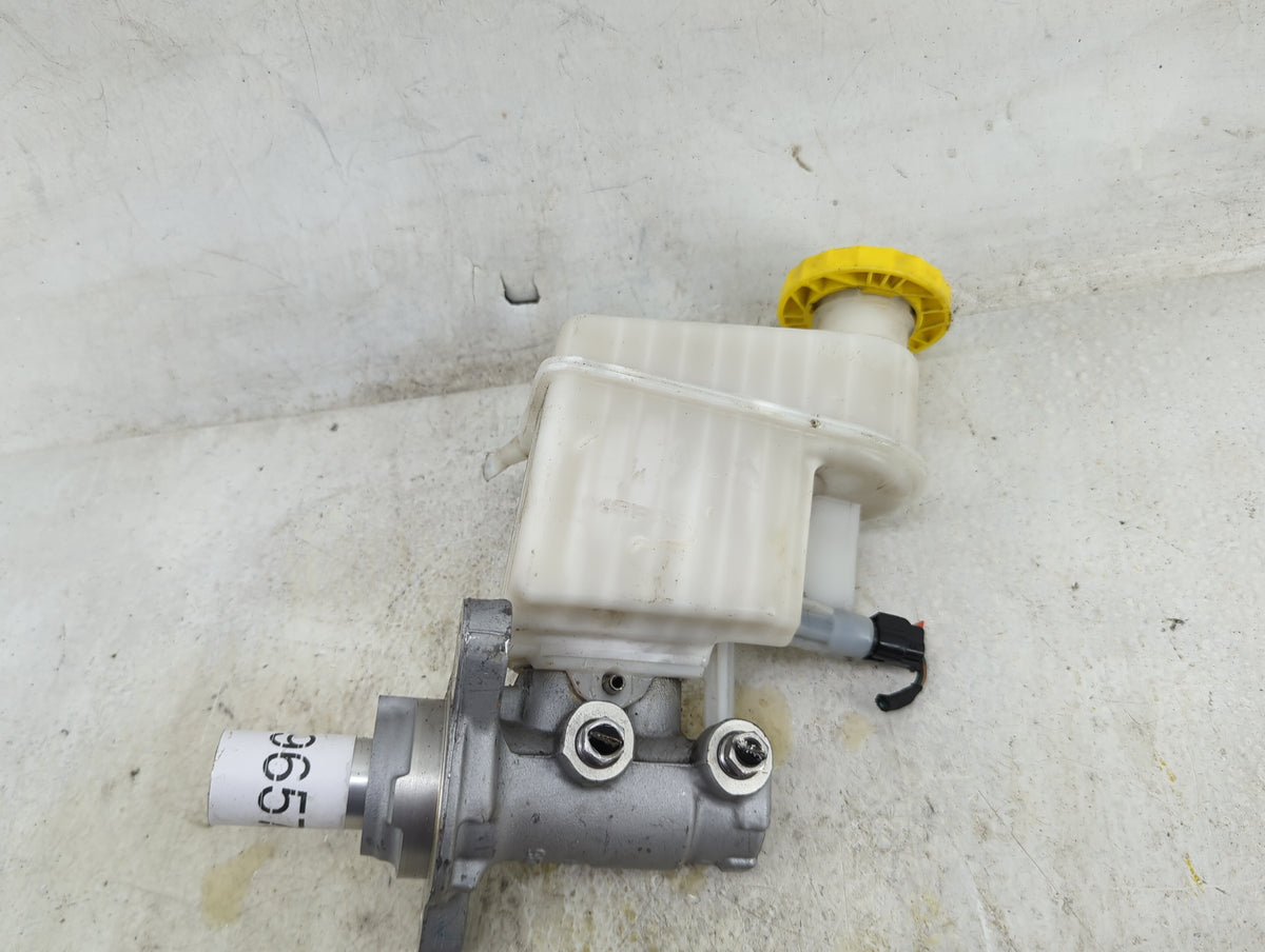 2022 Jeep Compass Brake Master Cylinder 1496575 - Oemusedautoparts1.com