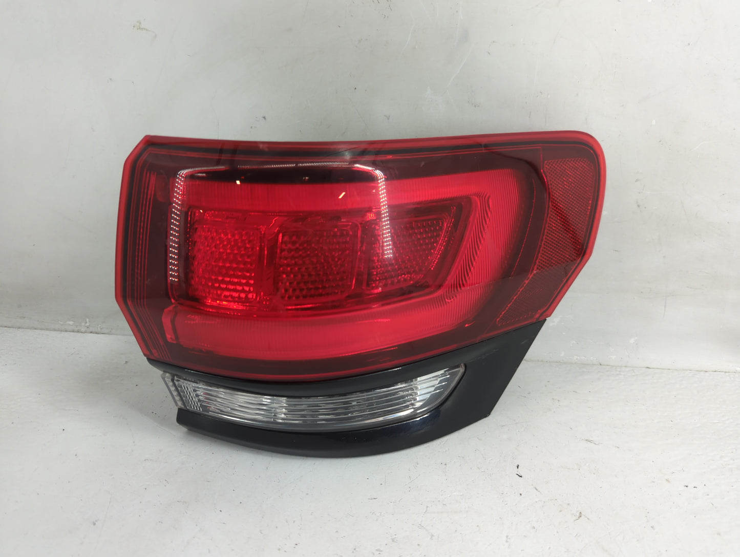 2014-2022 Jeep Grand Cherokee Tail Light Assembly Passenger Right OEM P/N:P68142942AF Fits OEM Used Auto Parts - Oemusedauto
