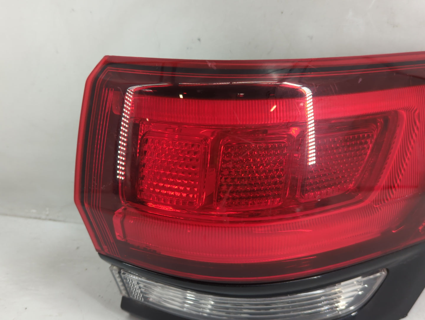 2014-2022 Jeep Grand Cherokee Tail Light Assembly Passenger Right OEM P/N:P68142942AF Fits OEM Used Auto Parts - Oemusedauto