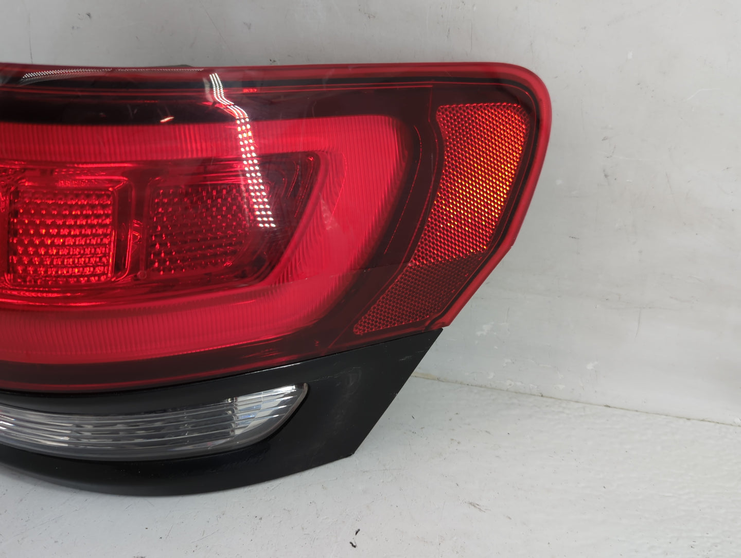 2014-2022 Jeep Grand Cherokee Tail Light Assembly Passenger Right OEM P/N:P68142942AF Fits OEM Used Auto Parts - Oemusedauto