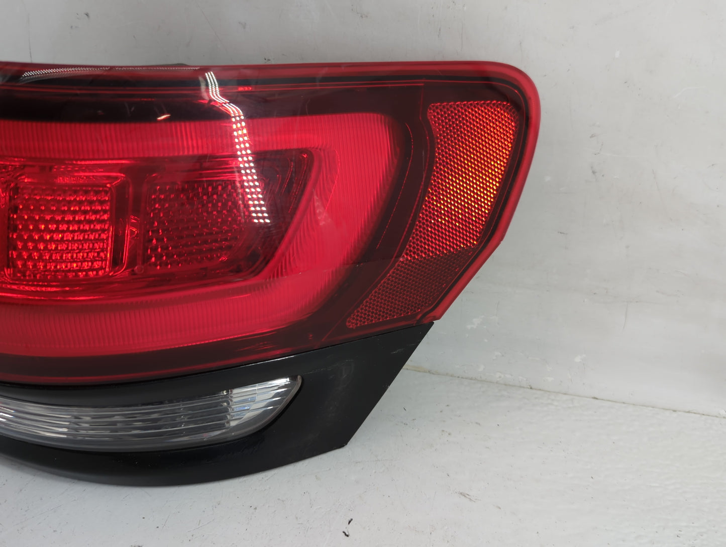 2014-2022 Jeep Grand Cherokee Tail Light Assembly Passenger Right OEM P/N:P68142942AF Fits OEM Used Auto Parts - Oemusedauto