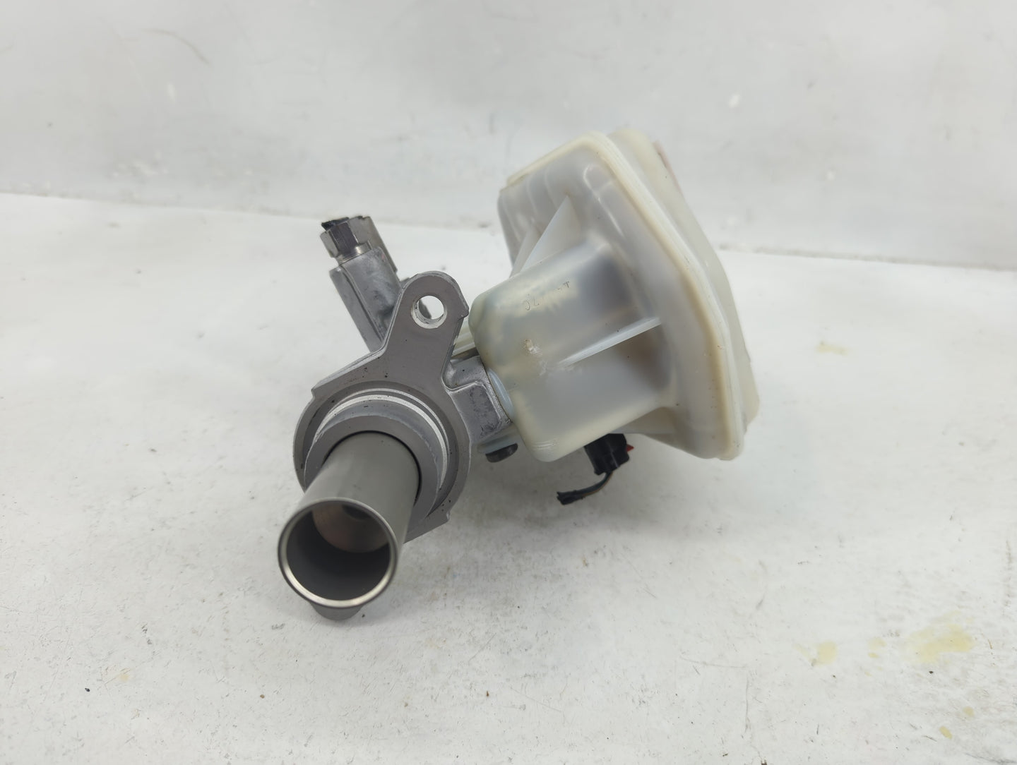 2016-2022 Jeep Grand Cherokee Brake Master Cylinder 1376949 - Oemusedautoparts1.com