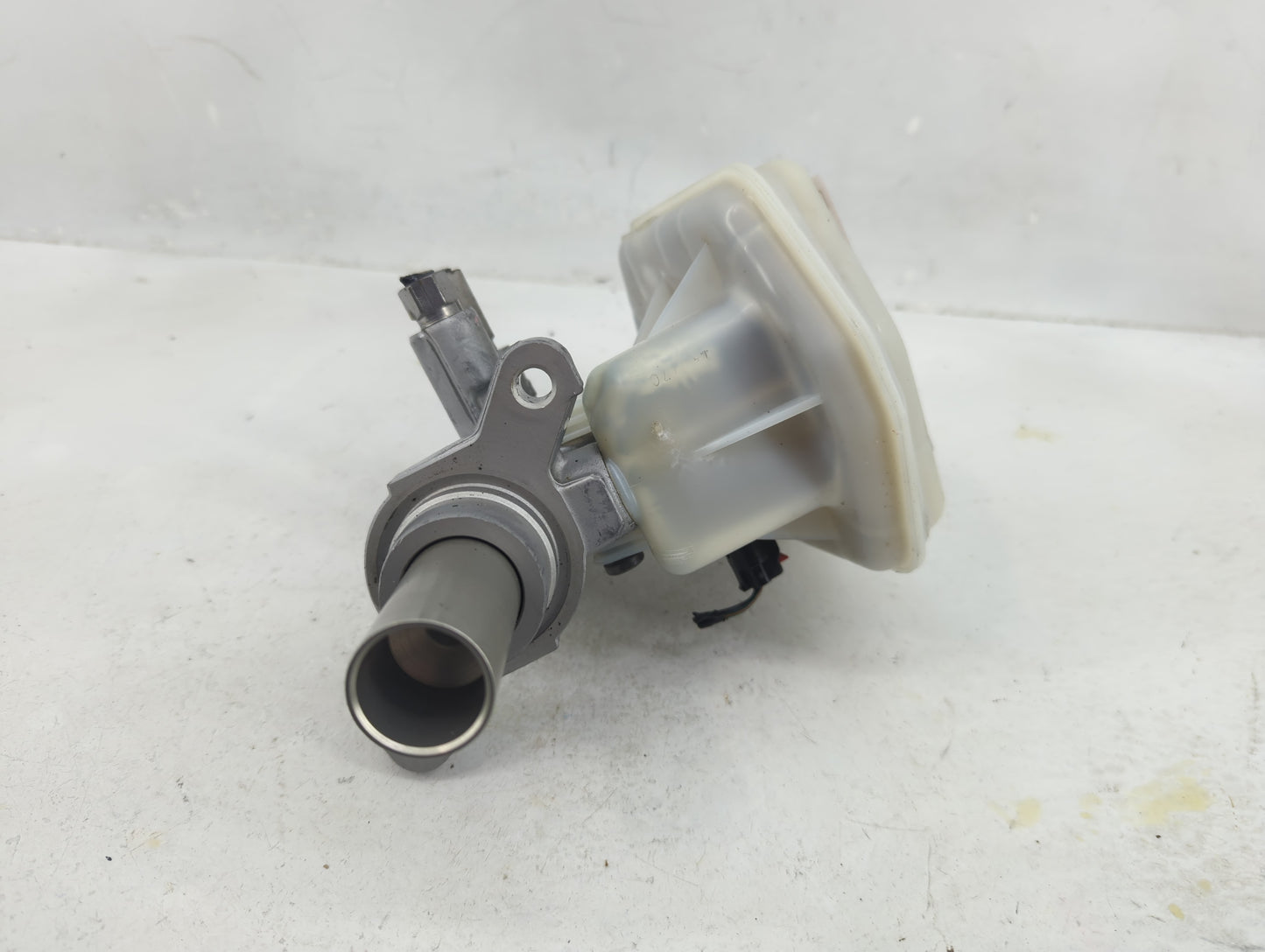 2016-2022 Jeep Grand Cherokee Brake Master Cylinder 1376949 - Oemusedautoparts1.com