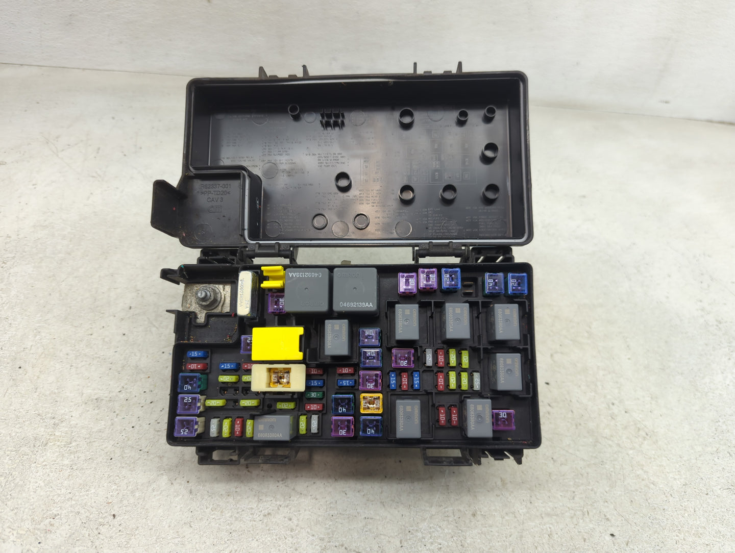 2022 Jeep Grand Cherokee Fusebox Fuse Box Panel Relay Module P/N:04692139AA 68083380AA, R62337-001 Fits OEM Used Auto Parts 