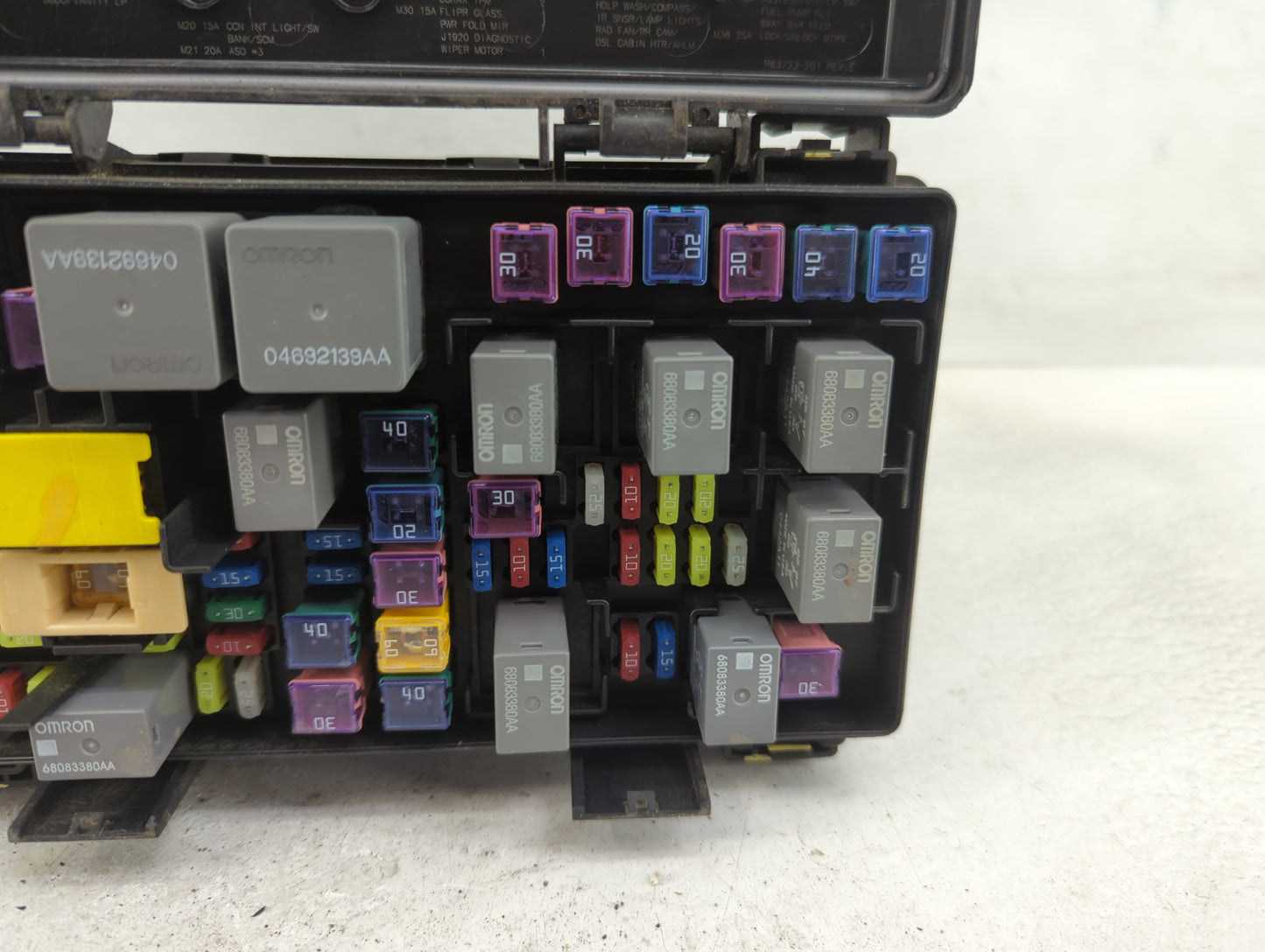 2022 Jeep Grand Cherokee Fusebox Fuse Box Panel Relay Module P/N:04692143AA 04692139AA, 68083380AA, R62337-001 Fits OEM Used