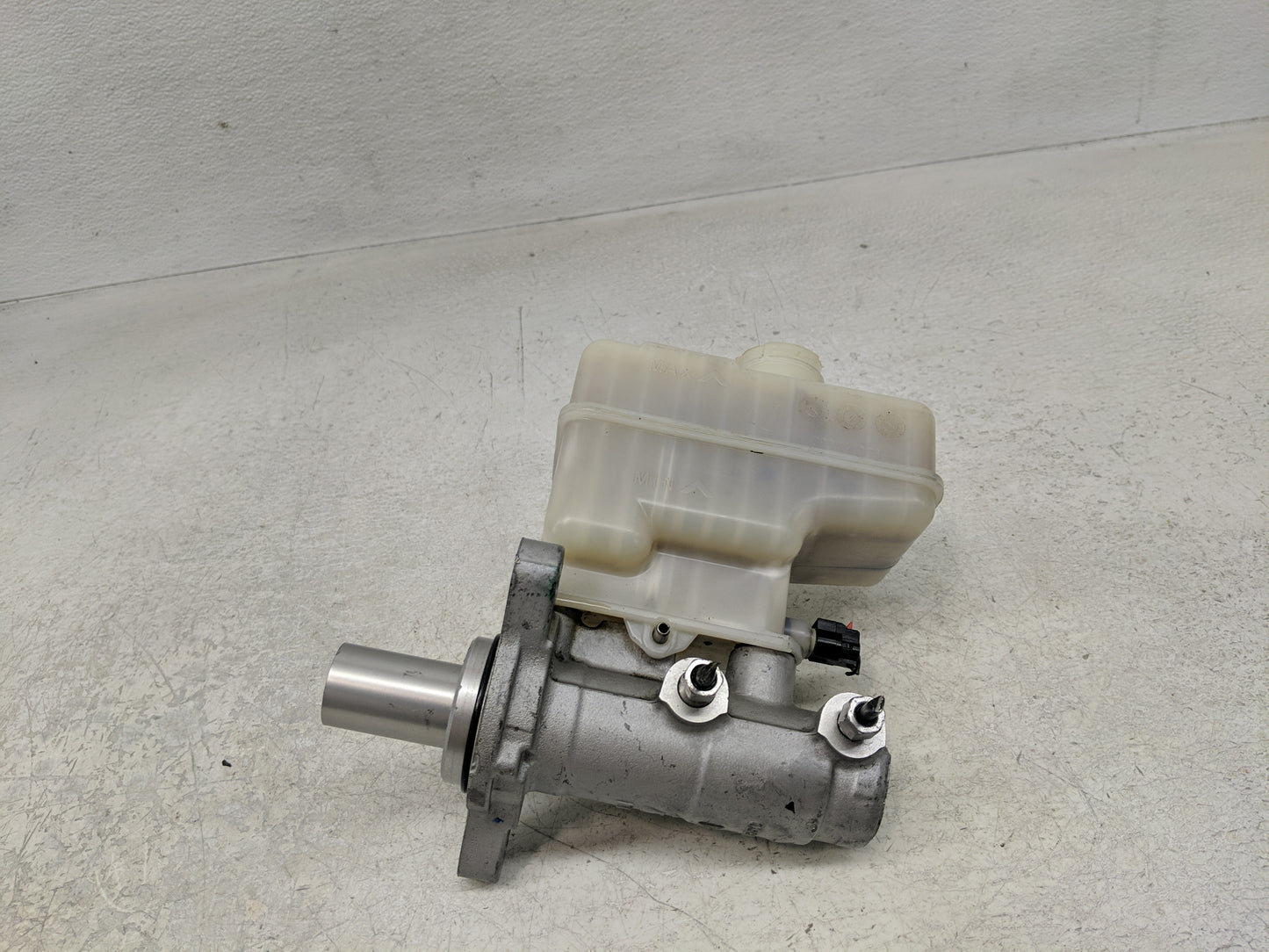 2018-2022 Jeep Wrangler Brake Master Cylinder - Oemusedautoparts1.com