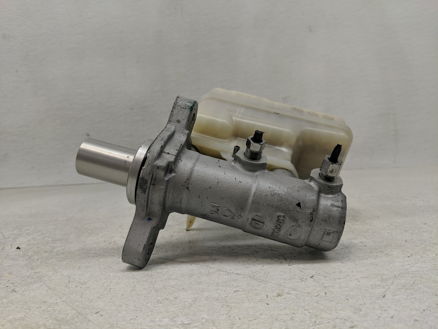 2018-2022 Jeep Wrangler Brake Master Cylinder - Oemusedautoparts1.com