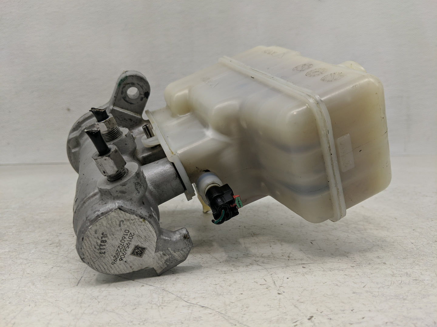 2018-2022 Jeep Wrangler Brake Master Cylinder - Oemusedautoparts1.com