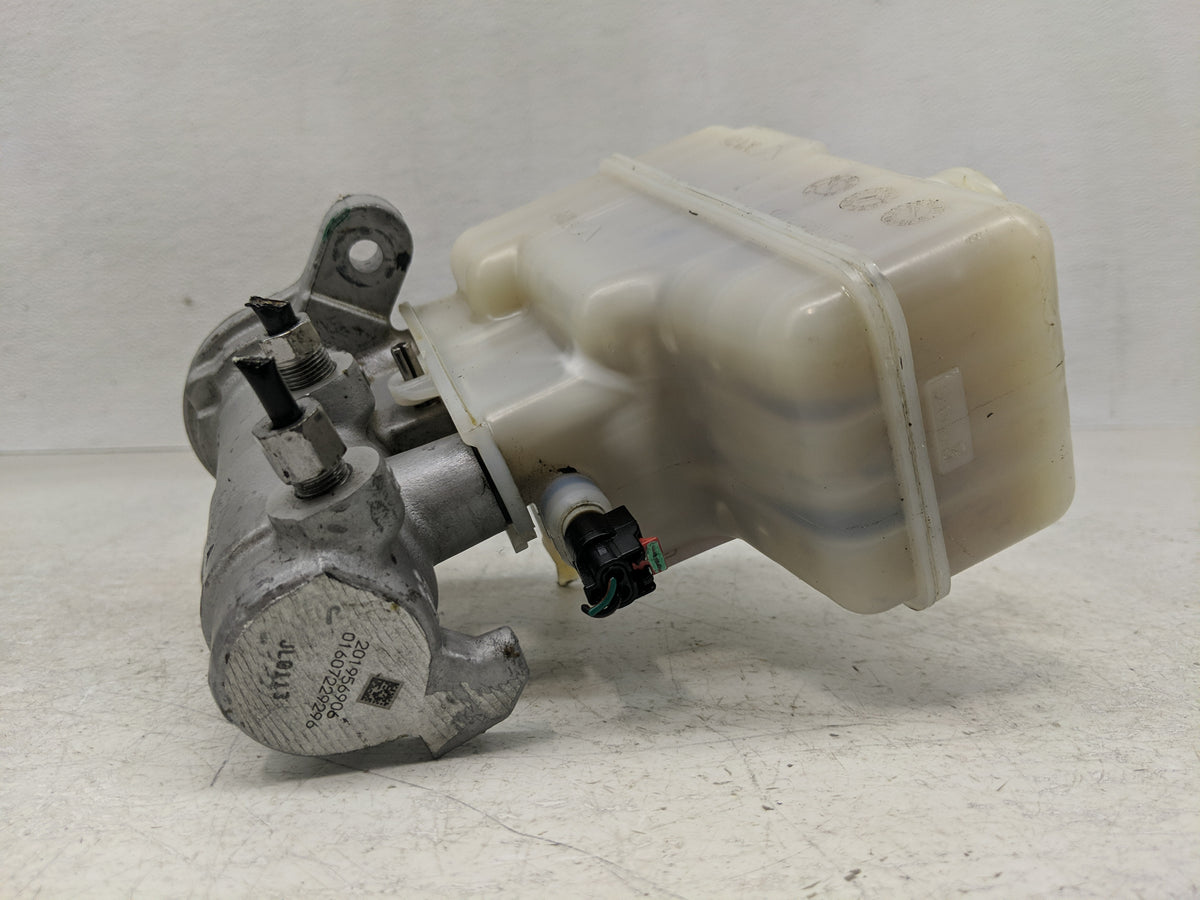 2018-2022 Jeep Wrangler Brake Master Cylinder 1302351 - Oemusedautoparts1.com