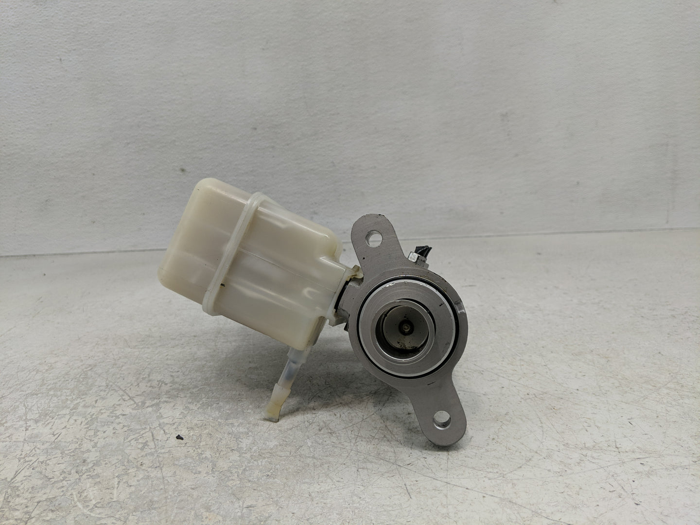 2018-2022 Jeep Wrangler Brake Master Cylinder - Oemusedautoparts1.com