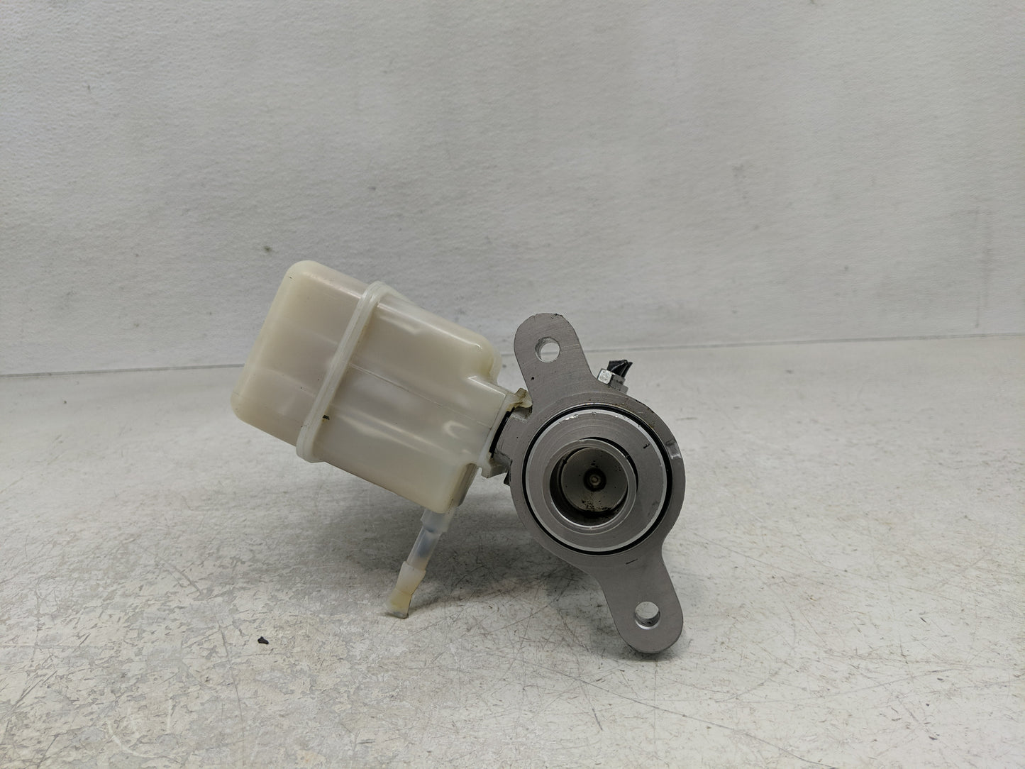 2018-2022 Jeep Wrangler Brake Master Cylinder - Oemusedautoparts1.com