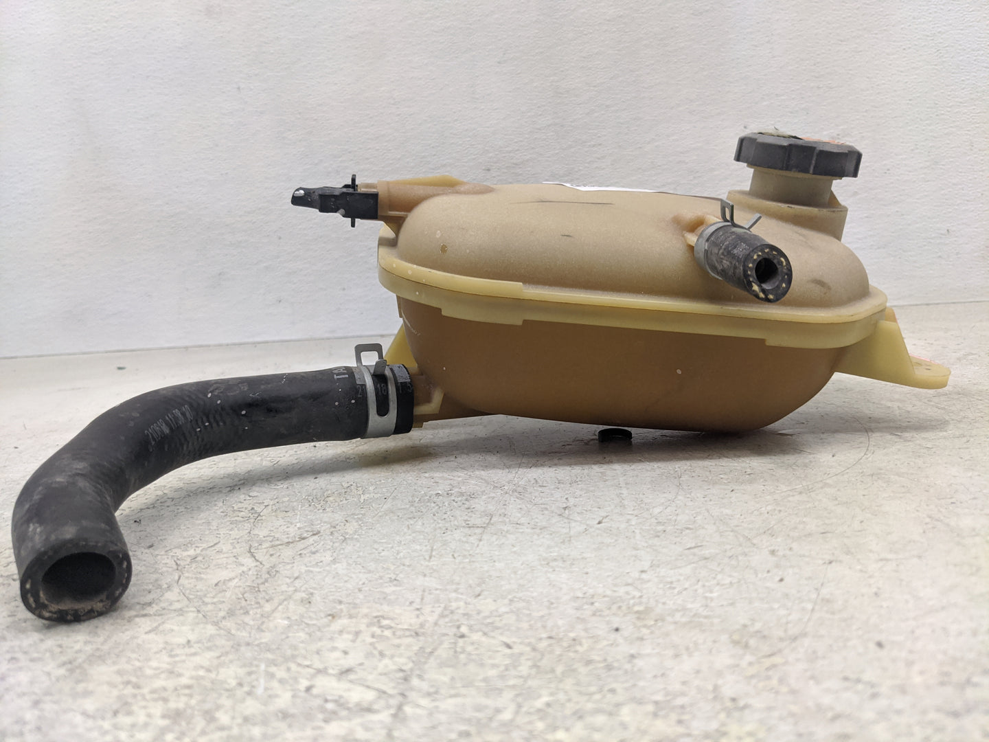 2021-2021 Kia K5 Radiator Coolant Overflow Expansion Tank Bottle - Oemusedautoparts1.com